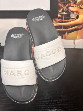 Marc Jacobs Black and White Logo Slide Sandals | Unisex | Size: 9 (Women’s)